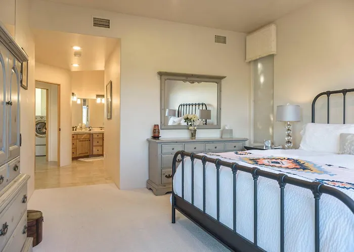 The Iconic | Views | Luxury+serenity | Koi Pond Holiday home *