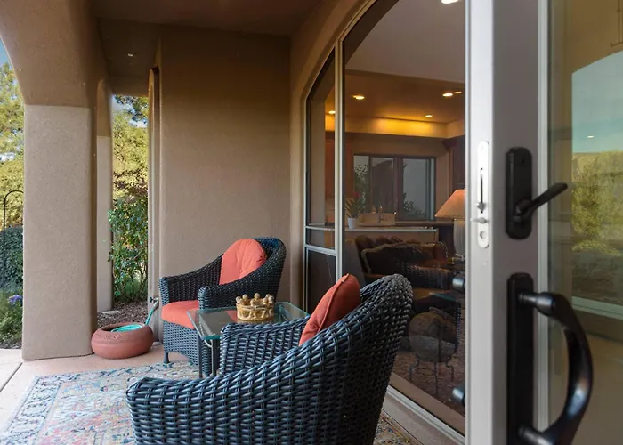 The Iconic | Views | Luxury+serenity | Koi Pond Holiday home *