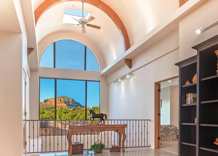 The Iconic | Views | Luxury+serenity | Koi Pond Holiday home *